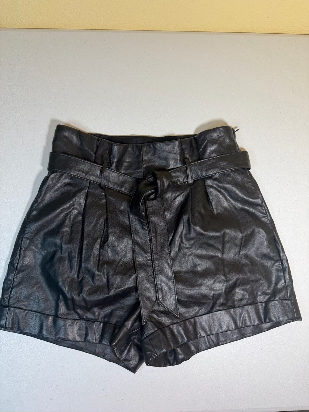 Express Extreme High Rise Faux Leather Paperbag Shorts Black Size 6 NWOT - Picture 2 of 12